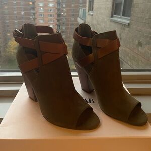 Suede olive green open-toed booties new size 9 chunky block heel super comfy